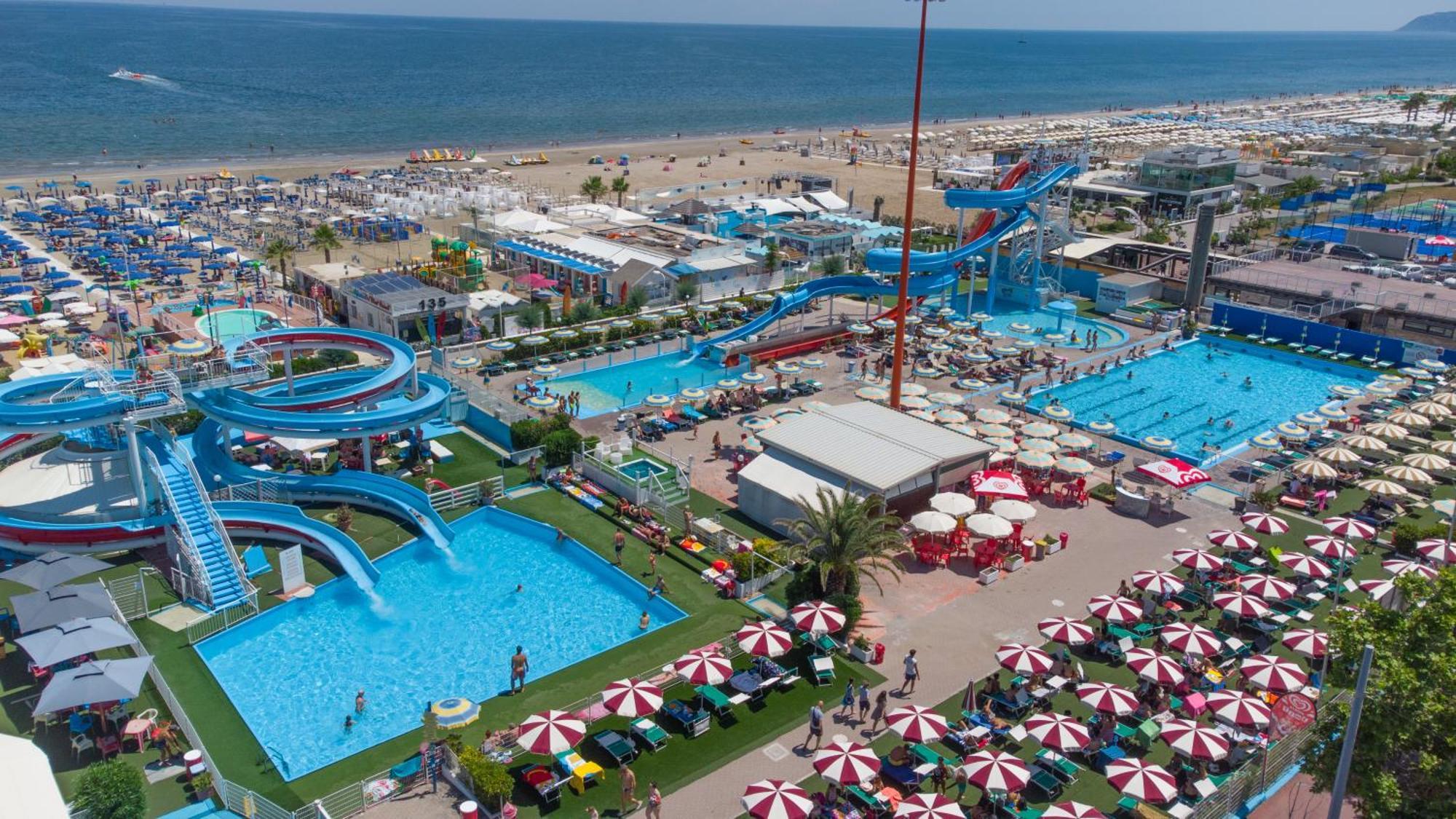 Hotel Nuova Medusa Римини Екстериор снимка