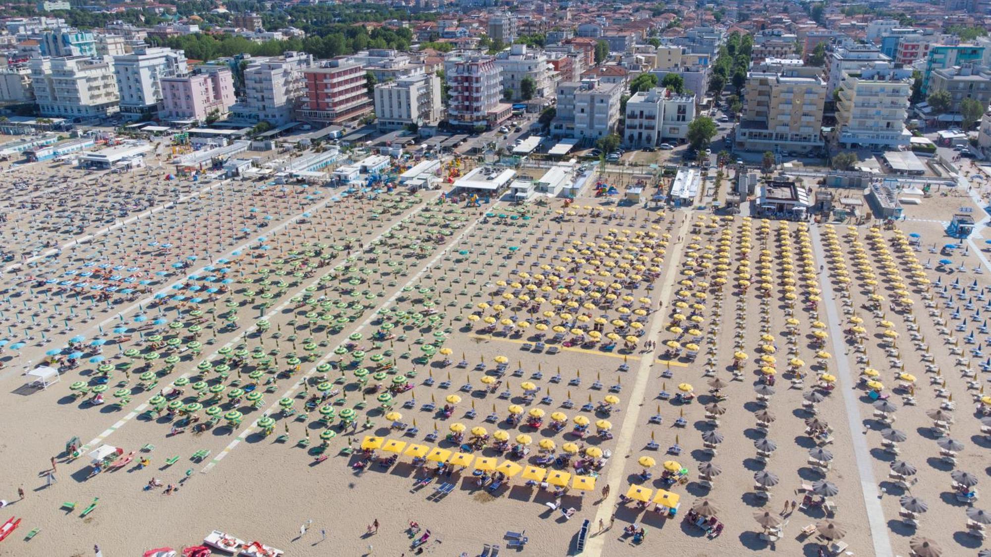 Hotel Nuova Medusa Римини Екстериор снимка