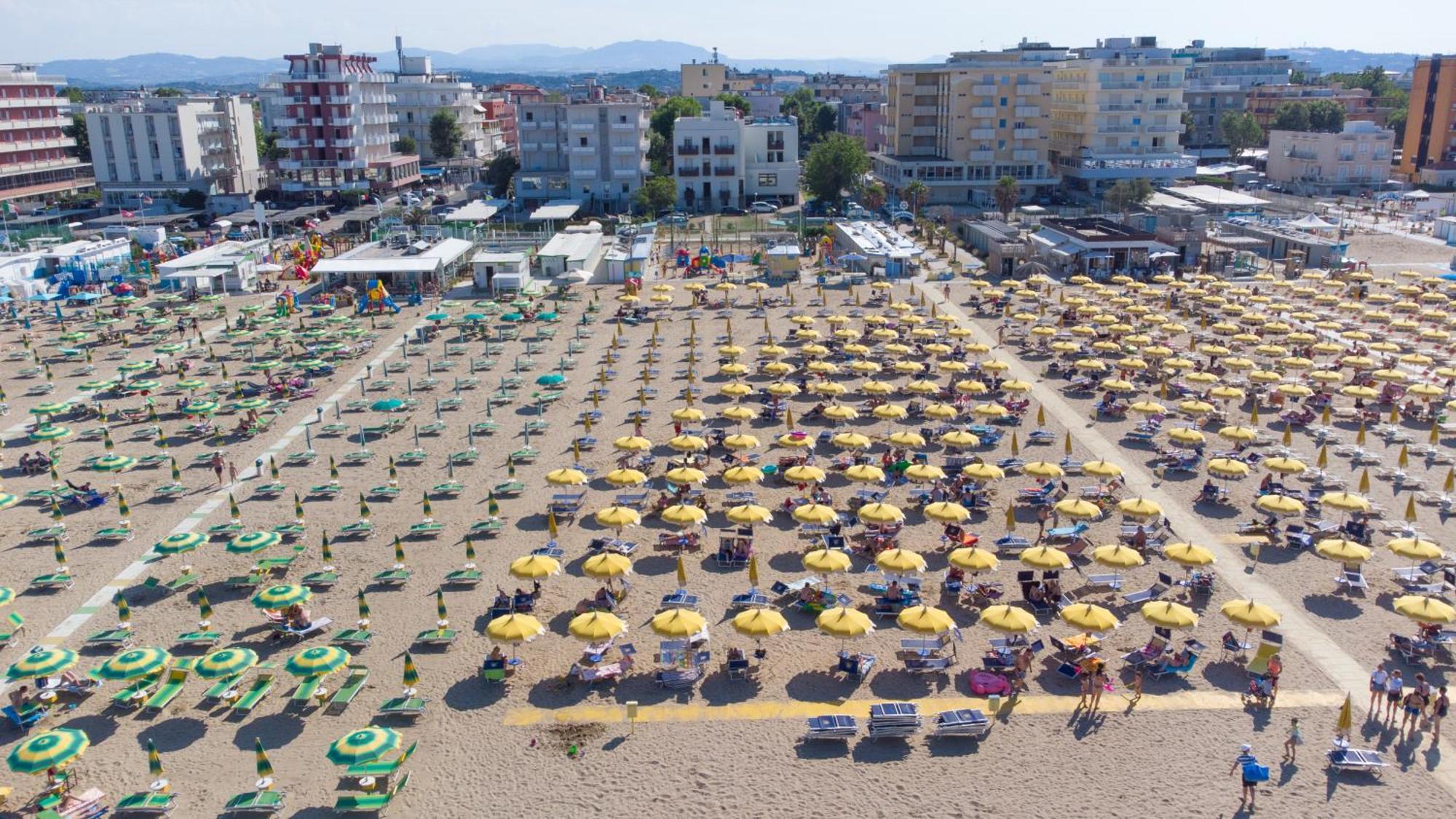 Hotel Nuova Medusa Римини Екстериор снимка