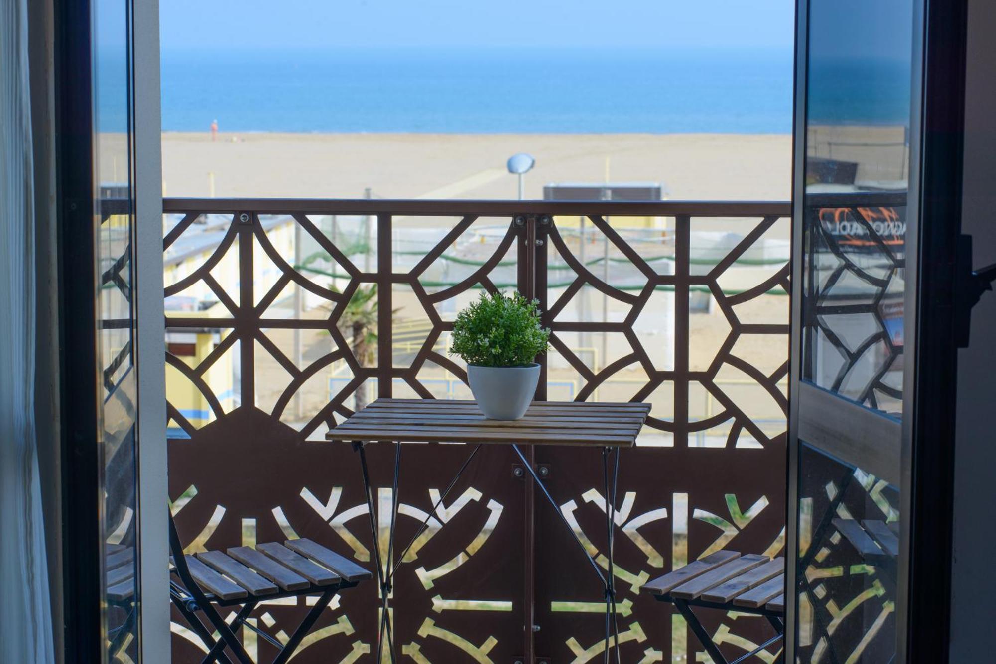 Hotel Nuova Medusa Римини Екстериор снимка