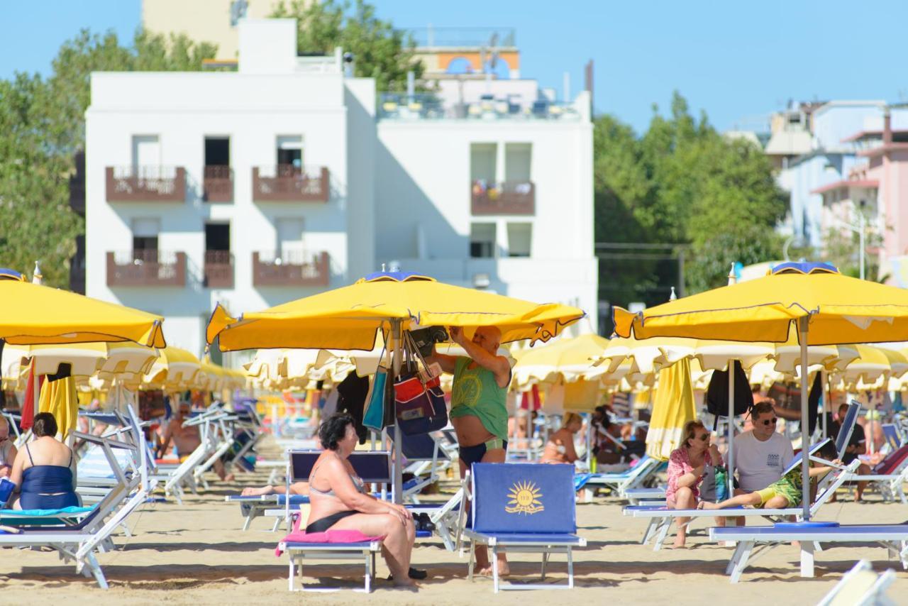 Hotel Nuova Medusa Римини Екстериор снимка